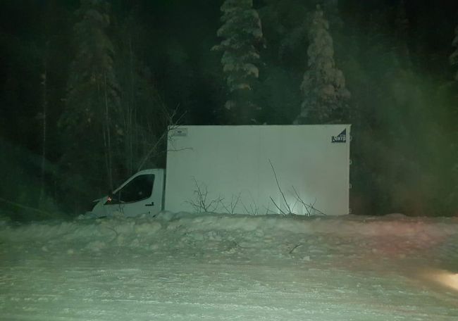 Водитель Ford Transit не справился с управлением и съехал в кювет