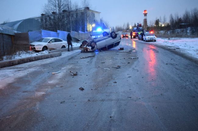 Ухта. Коми Падение груза. Две машины пострадали в автоаварии на ул. Кирпичная
